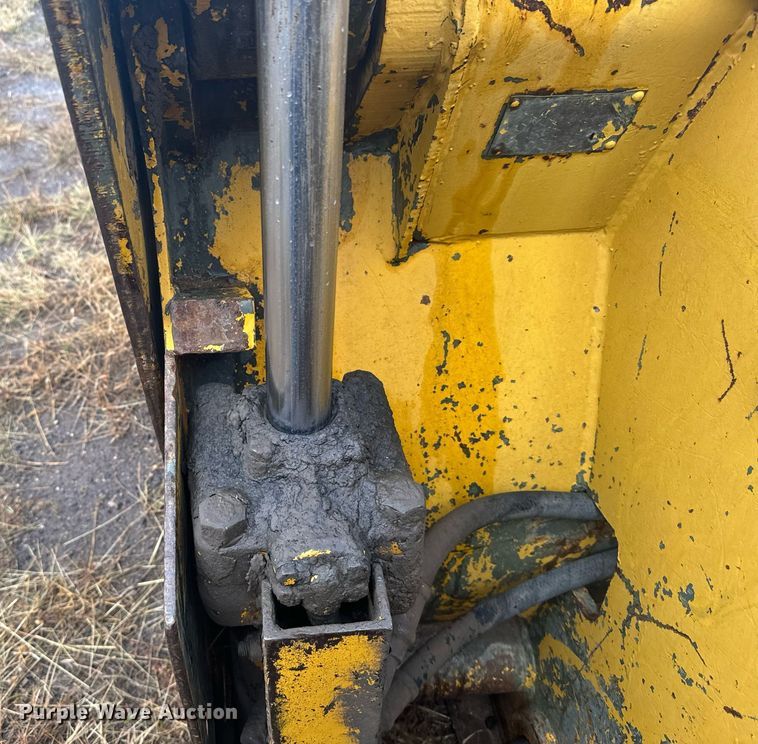 image for item DX3742 1977 Caterpillar 977L track loader