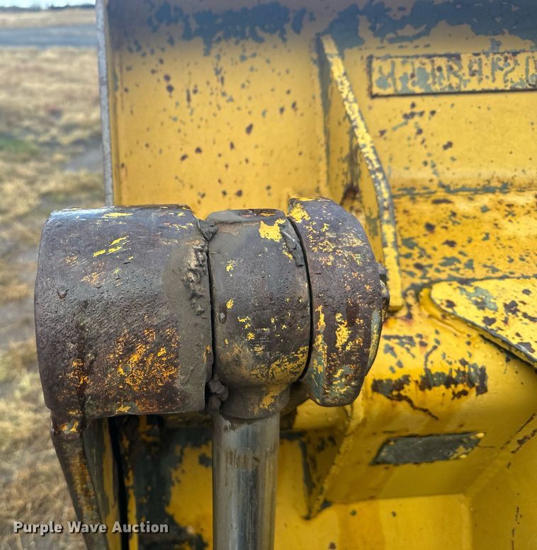 image for item DX3742 1977 Caterpillar 977L track loader