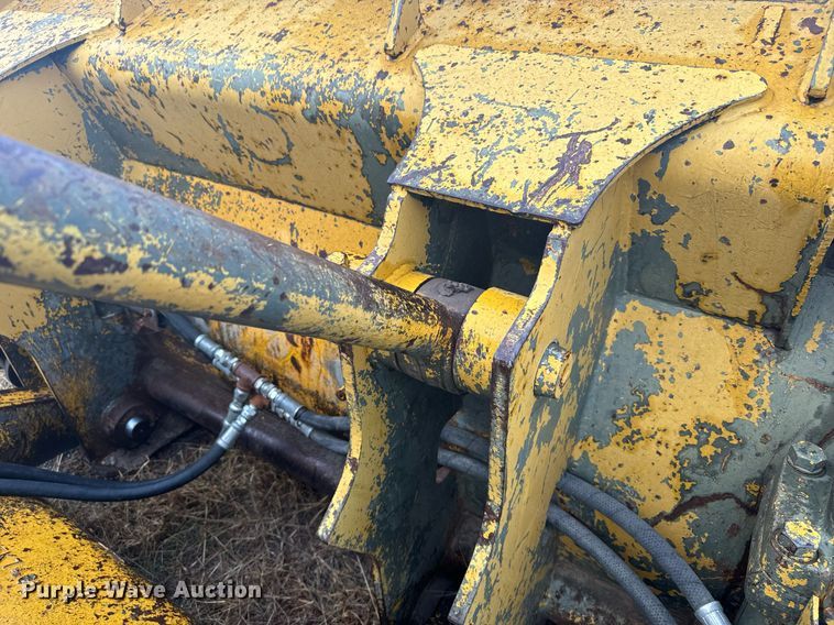 image for item DX3742 1977 Caterpillar 977L track loader