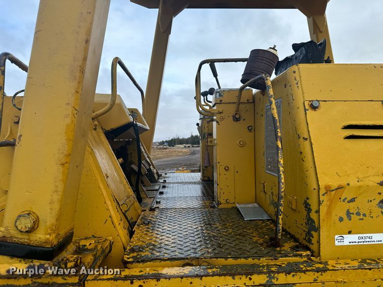 image for item DX3742 1977 Caterpillar 977L track loader