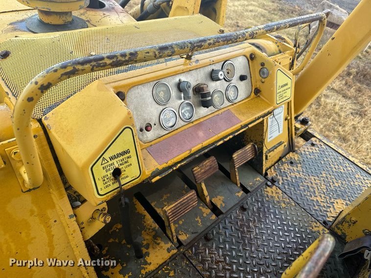 image for item DX3742 1977 Caterpillar 977L track loader