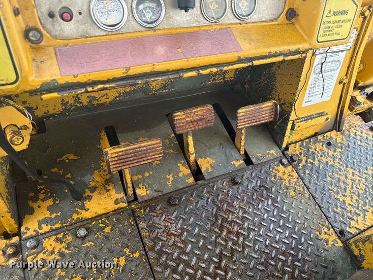 image for item DX3742 1977 Caterpillar 977L track loader
