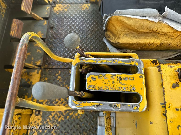 image for item DX3742 1977 Caterpillar 977L track loader