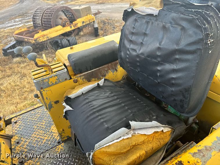 image for item DX3742 1977 Caterpillar 977L track loader