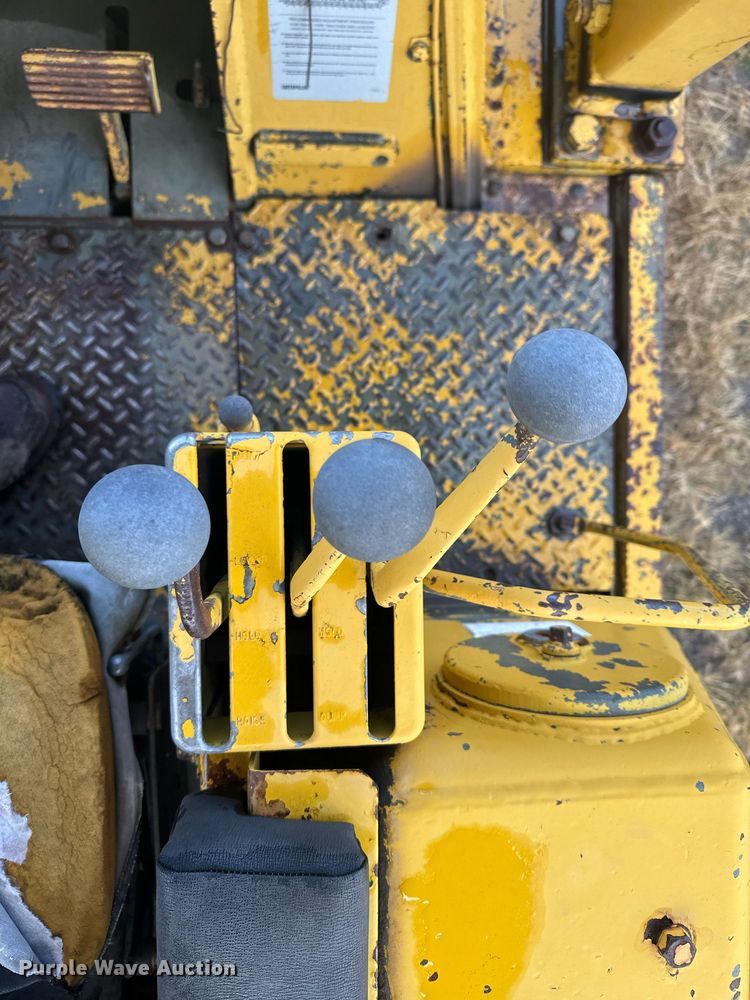 image for item DX3742 1977 Caterpillar 977L track loader