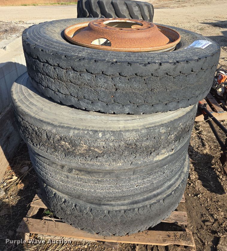 image for item EE7915 (7) 11R24.5 tires and wheels
