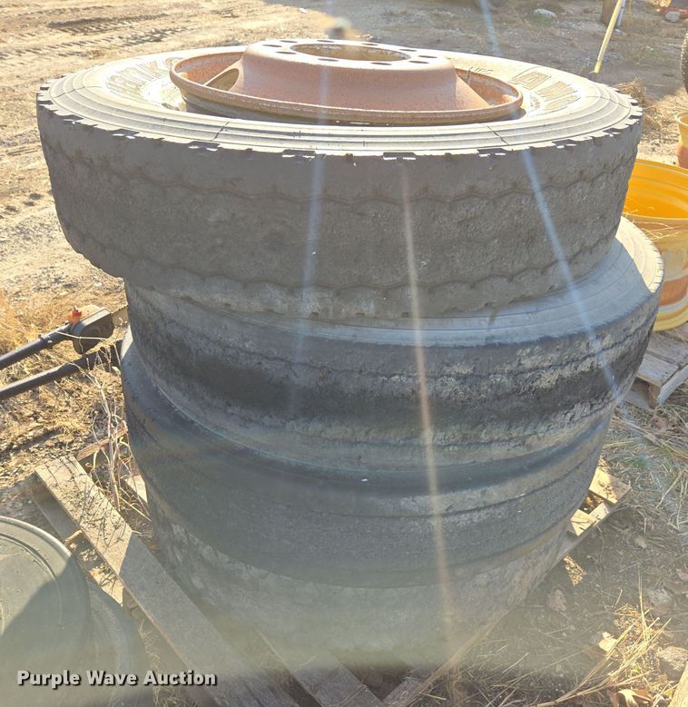 image for item EE7915 (7) 11R24.5 tires and wheels