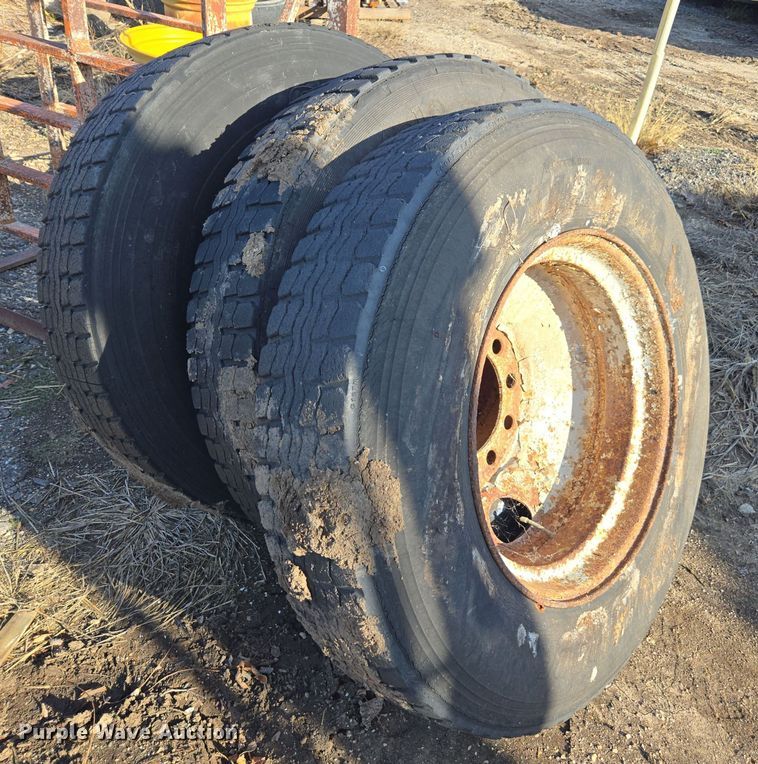image for item EE7915 (7) 11R24.5 tires and wheels