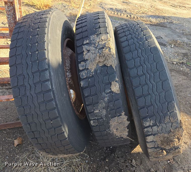 image for item EE7915 (7) 11R24.5 tires and wheels