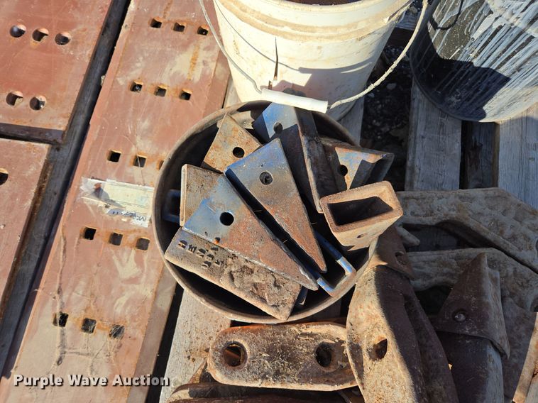 image for item EE7918 Bolt-on cutting edges and teeth