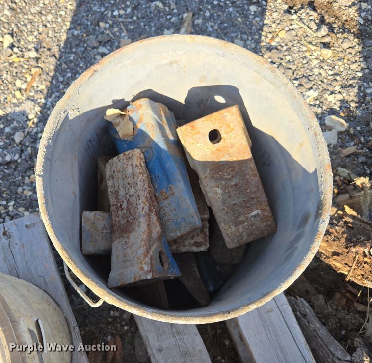 image for item EE7918 Bolt-on cutting edges and teeth