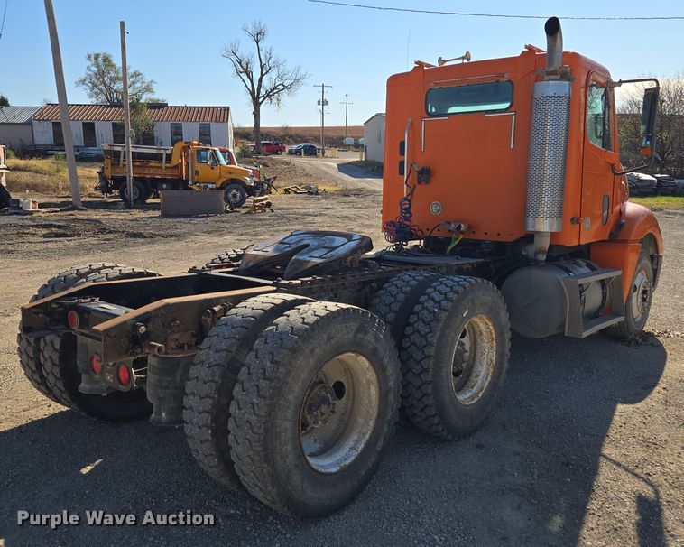 image for item EE7920 2002 Freightliner Columbia semi truck