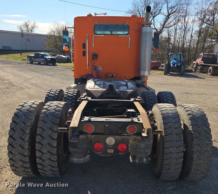 image for item EE7920 2002 Freightliner Columbia semi truck