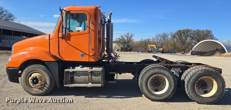 image for item EE7920 2002 Freightliner Columbia semi truck