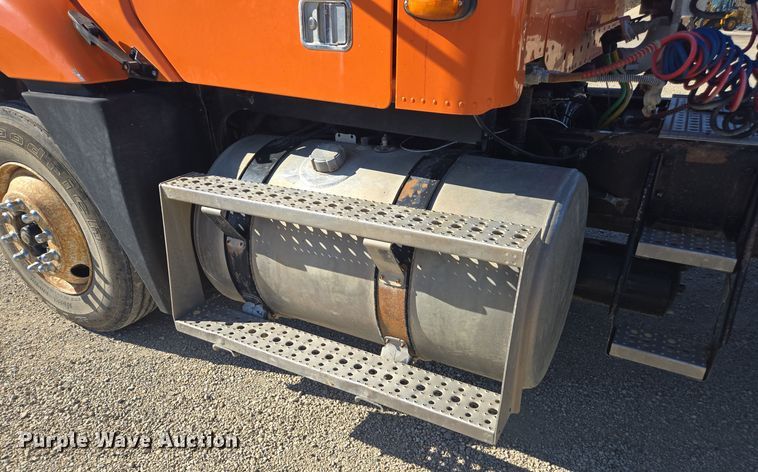 image for item EE7920 2002 Freightliner Columbia semi truck