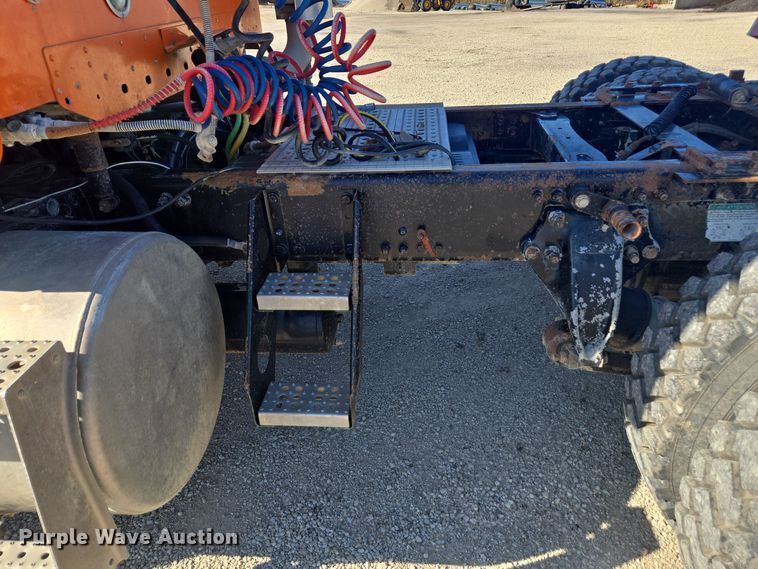 image for item EE7920 2002 Freightliner Columbia semi truck