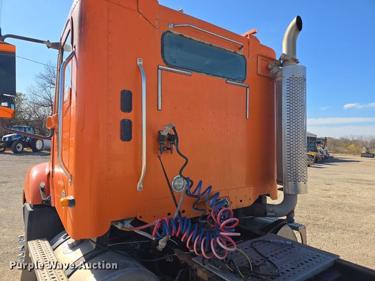 image for item EE7920 2002 Freightliner Columbia semi truck