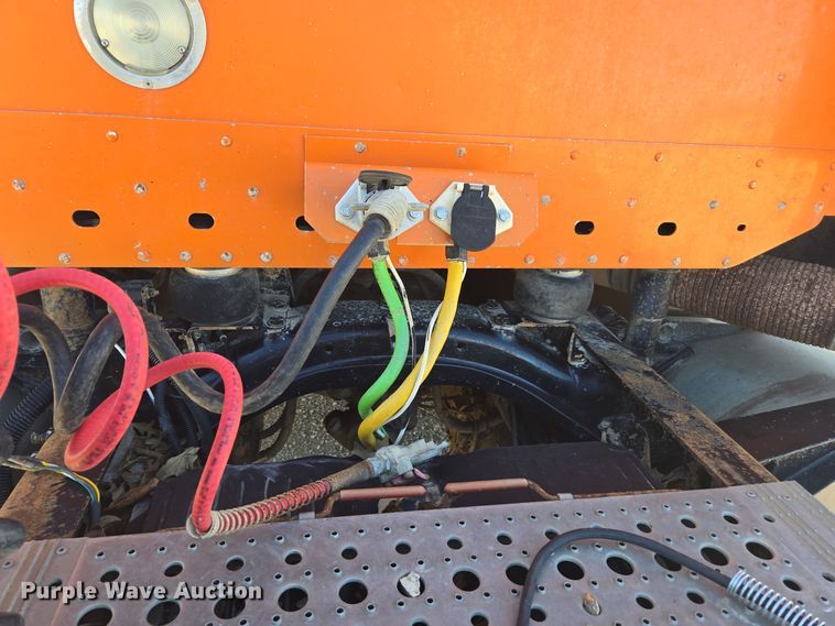 image for item EE7920 2002 Freightliner Columbia semi truck