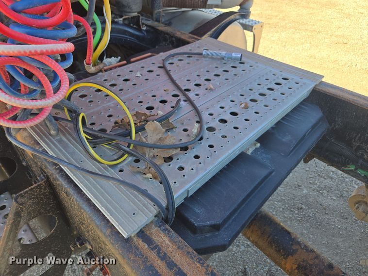 image for item EE7920 2002 Freightliner Columbia semi truck