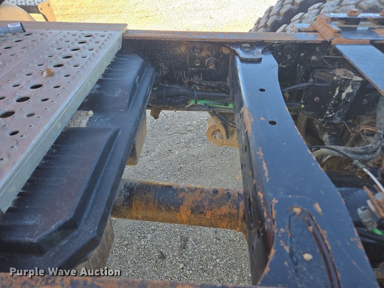 image for item EE7920 2002 Freightliner Columbia semi truck