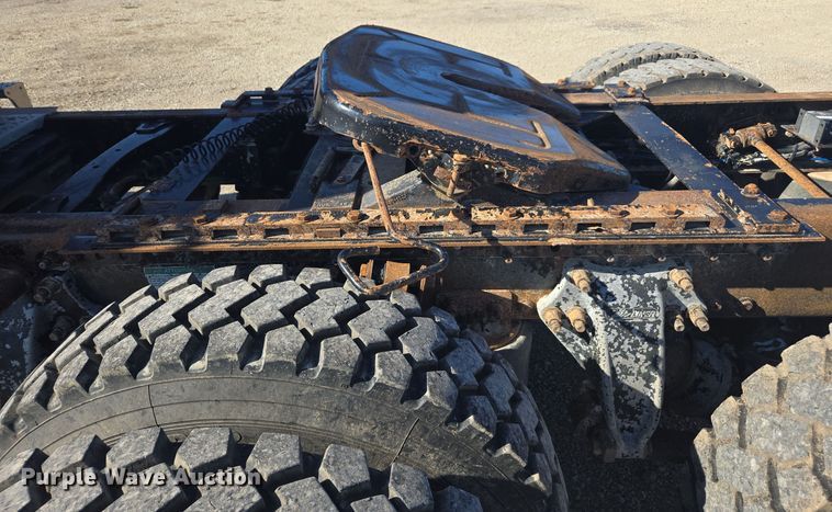 image for item EE7920 2002 Freightliner Columbia semi truck