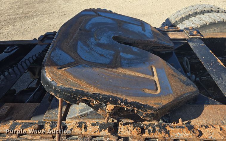 image for item EE7920 2002 Freightliner Columbia semi truck