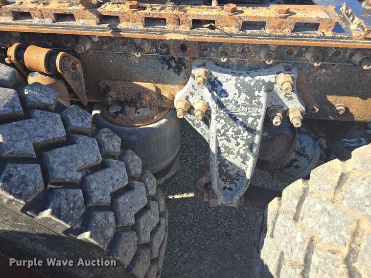 image for item EE7920 2002 Freightliner Columbia semi truck