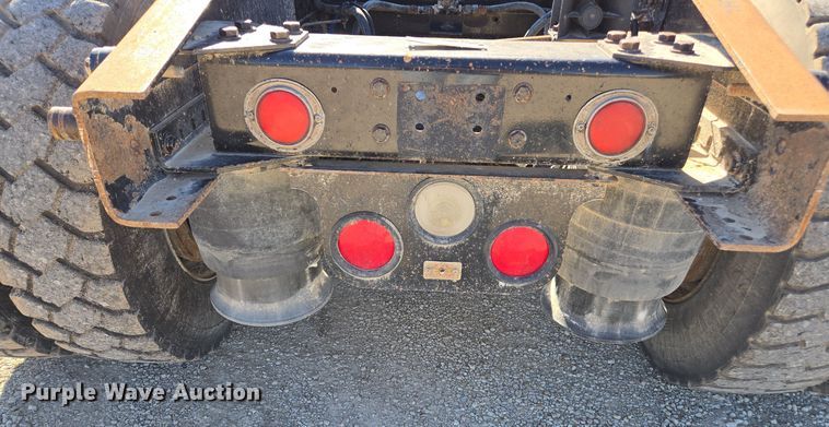 image for item EE7920 2002 Freightliner Columbia semi truck