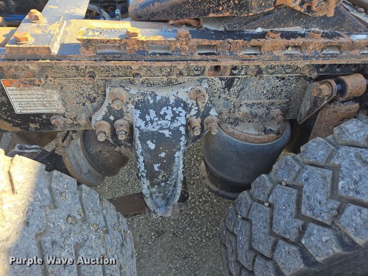 image for item EE7920 2002 Freightliner Columbia semi truck