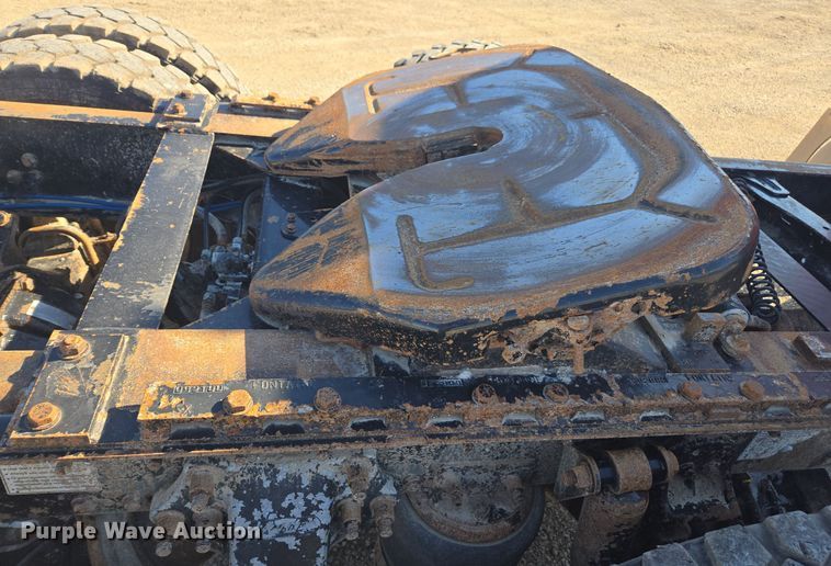 image for item EE7920 2002 Freightliner Columbia semi truck