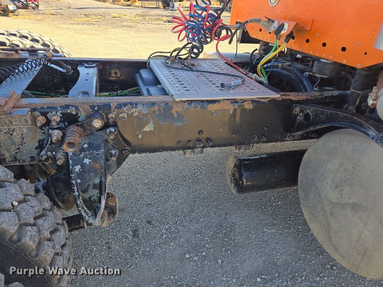 image for item EE7920 2002 Freightliner Columbia semi truck