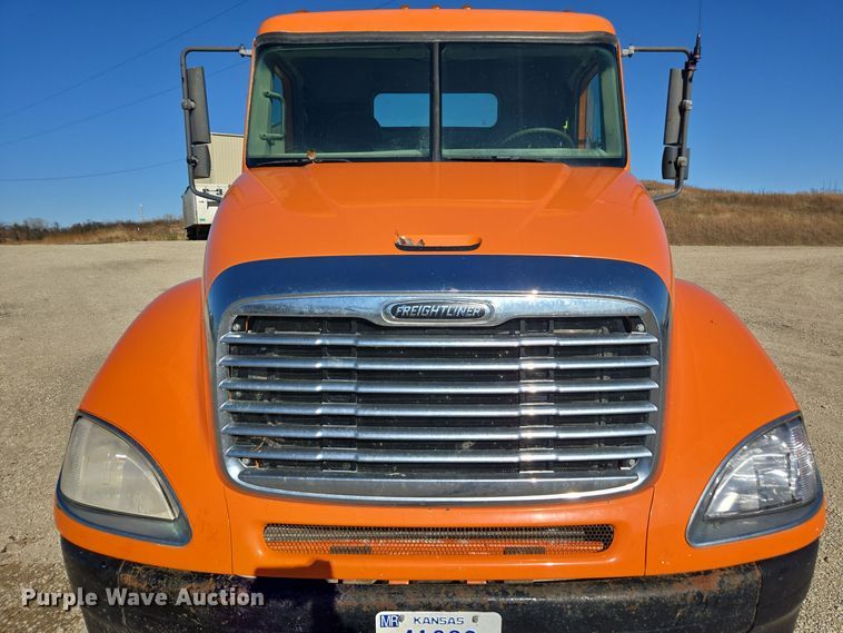 image for item EE7920 2002 Freightliner Columbia semi truck