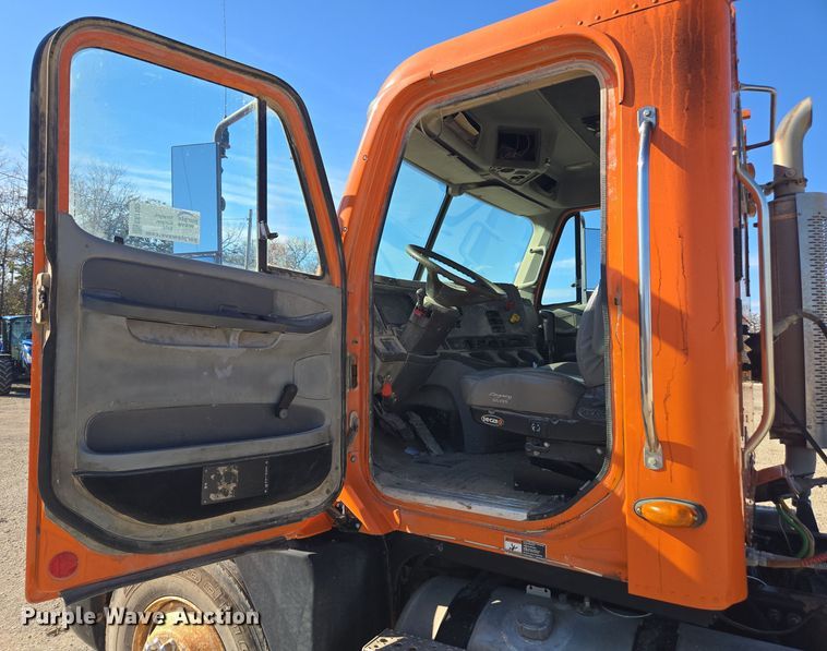 image for item EE7920 2002 Freightliner Columbia semi truck