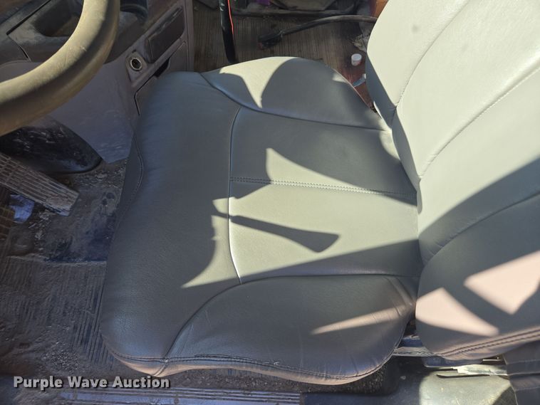 image for item EE7920 2002 Freightliner Columbia semi truck