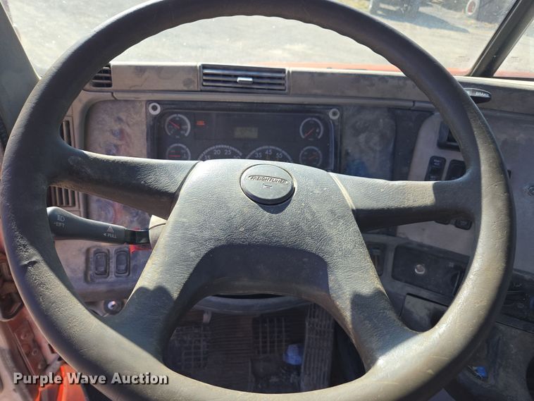 image for item EE7920 2002 Freightliner Columbia semi truck