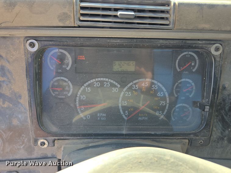 image for item EE7920 2002 Freightliner Columbia semi truck