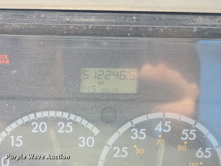 image for item EE7920 2002 Freightliner Columbia semi truck