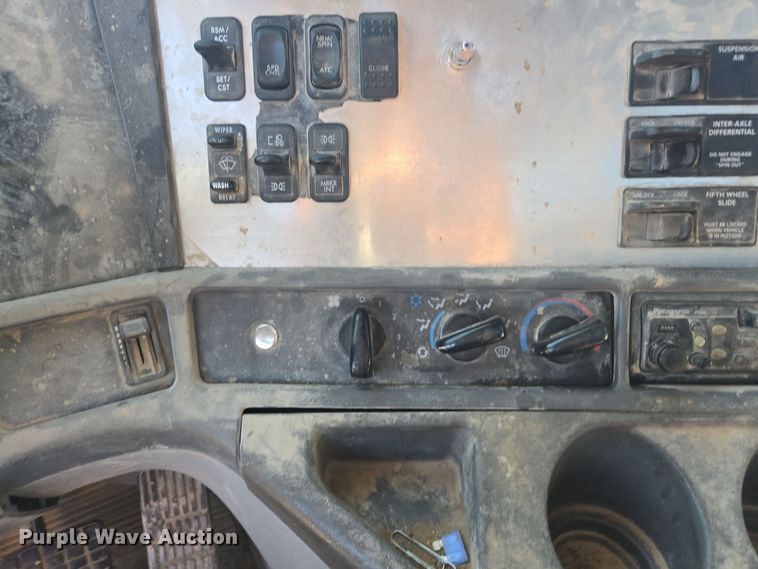 image for item EE7920 2002 Freightliner Columbia semi truck