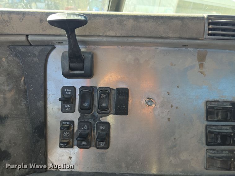 image for item EE7920 2002 Freightliner Columbia semi truck