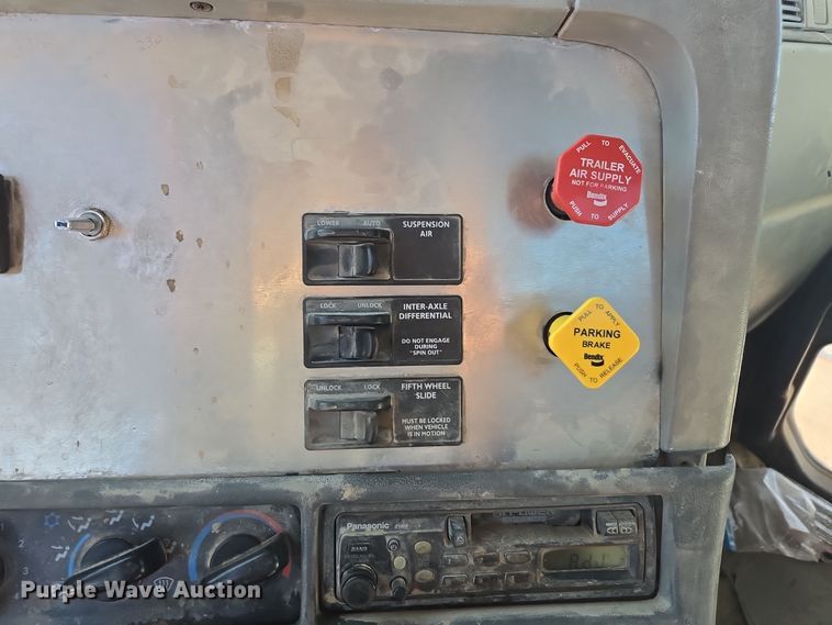 image for item EE7920 2002 Freightliner Columbia semi truck