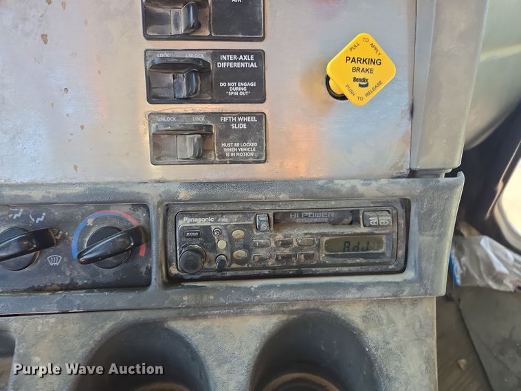 image for item EE7920 2002 Freightliner Columbia semi truck