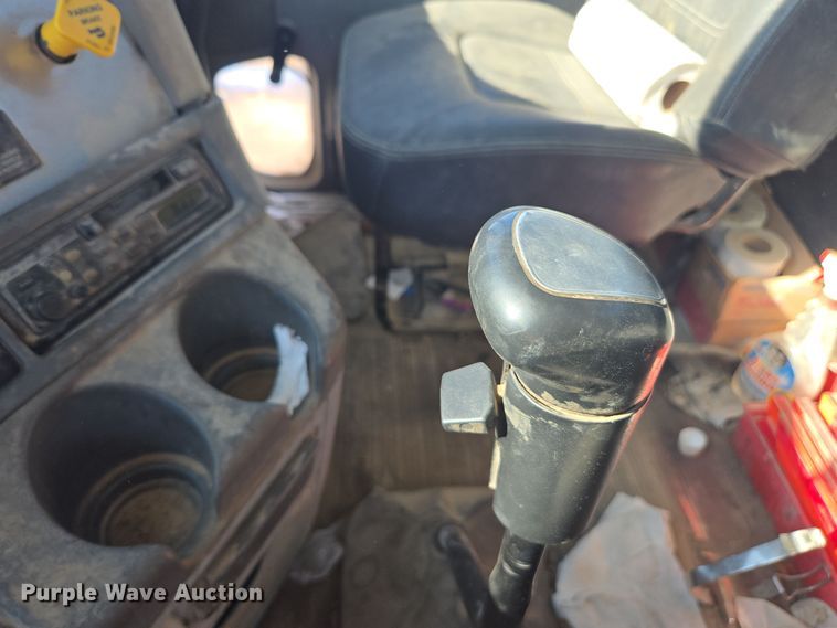 image for item EE7920 2002 Freightliner Columbia semi truck