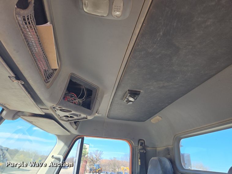 image for item EE7920 2002 Freightliner Columbia semi truck