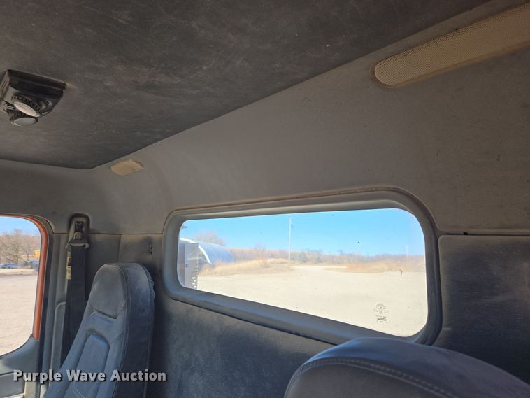 image for item EE7920 2002 Freightliner Columbia semi truck