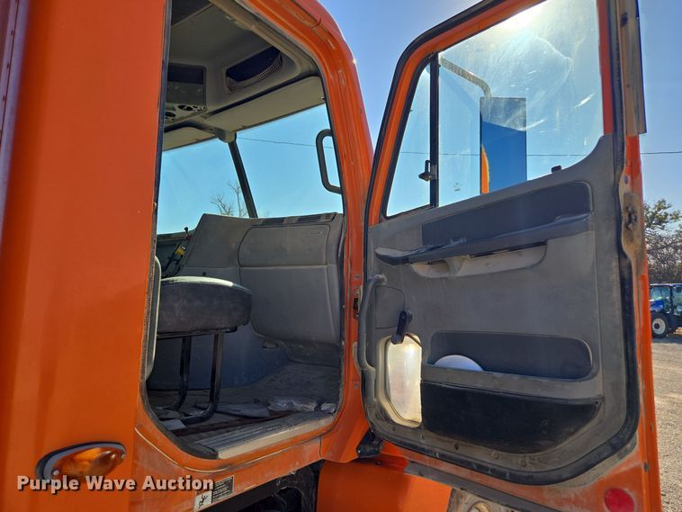 image for item EE7920 2002 Freightliner Columbia semi truck