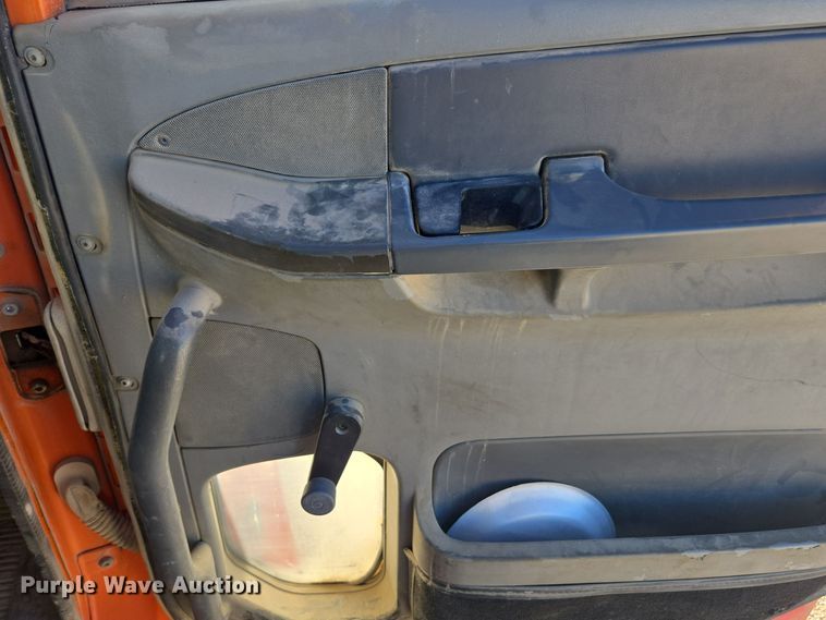 image for item EE7920 2002 Freightliner Columbia semi truck