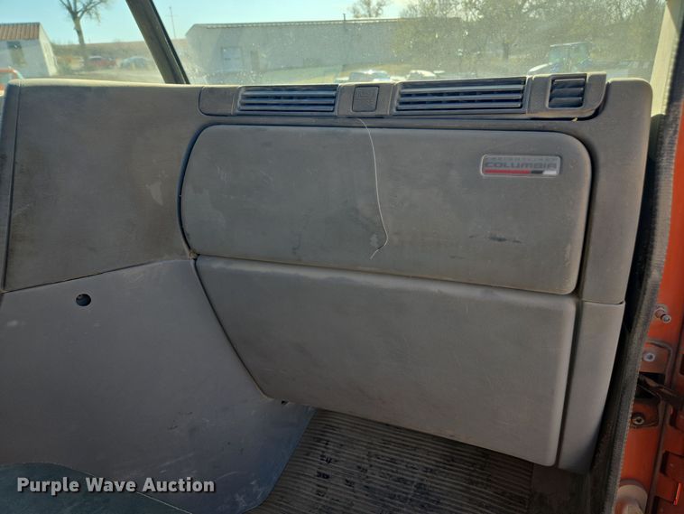 image for item EE7920 2002 Freightliner Columbia semi truck