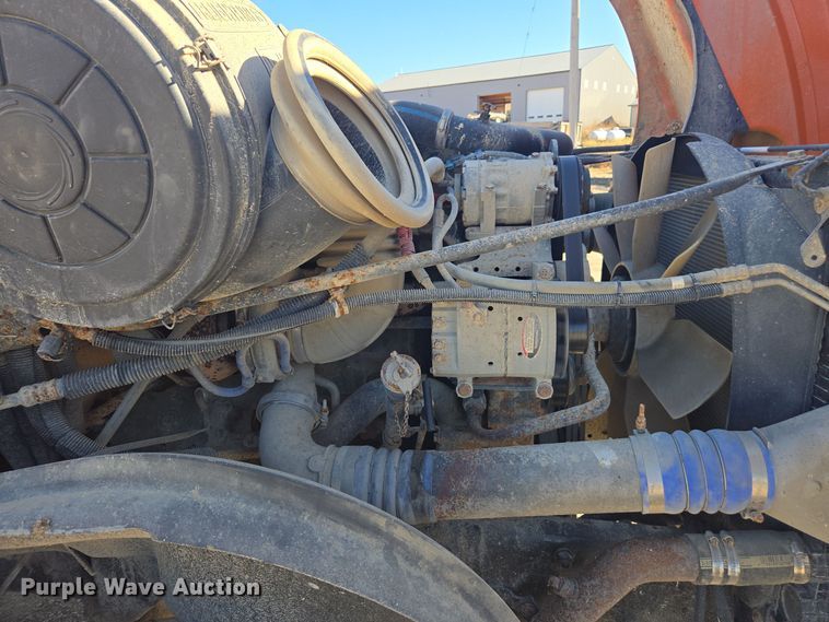 image for item EE7920 2002 Freightliner Columbia semi truck