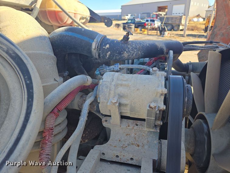 image for item EE7920 2002 Freightliner Columbia semi truck