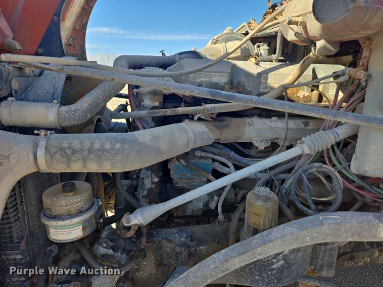 image for item EE7920 2002 Freightliner Columbia semi truck